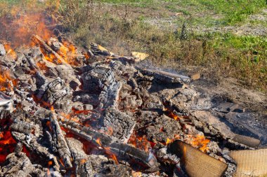 Açık havada yanan bir büyük yangın
