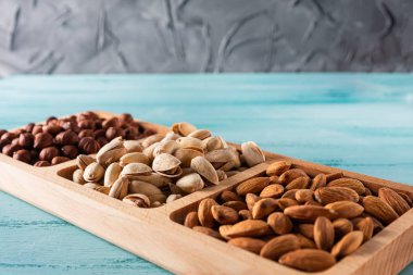 Mavi ahşap masa fındık ile compartmental çanak.