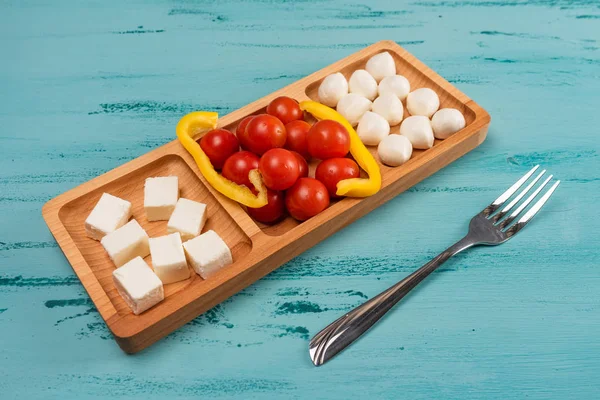 Prato Compartimental Queijo Com Queijos Diferentes Fundo Madeira Rústica — Fotografia de Stock