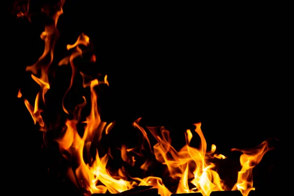 Flames of fire from burning coals in the grill late at night. — Stock Photo, Image