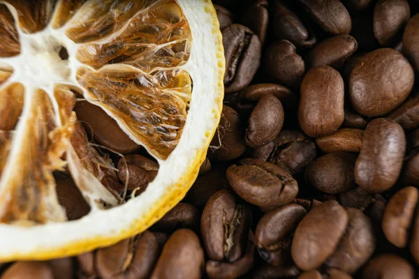 Chicchi di caffè tostati e limone essiccato, possono essere utilizzati come sfondo. Chicchi di caffè texture macro . — Foto Stock