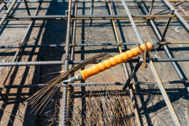 İnşaat demiri ışın kafesi inşaat sitesinde bağla. Betonarme için çelik takviye çubuğu