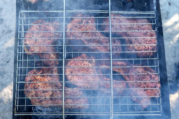 グリルでバーベキュー グリルで肉を料理 — ストック写真