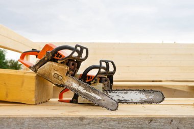 Ne zaman İnşaat ahşap bir ev, iki zincirli ağaç kesme testereleri biraz