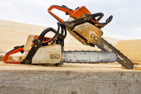 Cuando Construye Una Casa Madera Dos Motosierras Poco — Foto de Stock