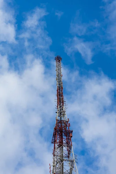 Torre Dell Antenna Con Cielo Blu Sfondo Nuvoloso — Foto Stock