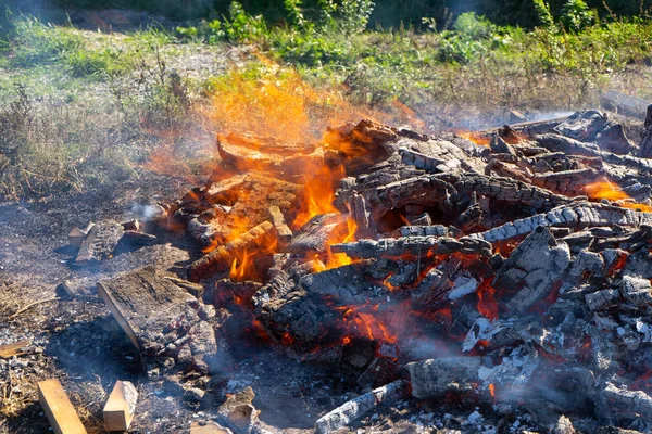 Un grand feu brûlant à l'air libre . — Photo