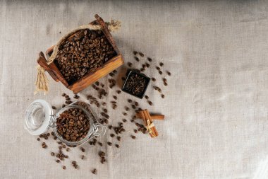 Kahve çekirdekleri bir kapsayıcı, tarçın, Hindistan cevizi ve karanfil.