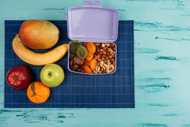 Beslenme çantası iştah açıcı yemek ile hafif ahşap masa