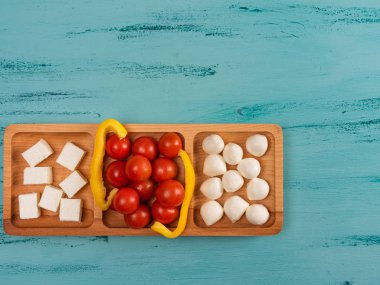 Peynir compartmental çanak rustik ahşap arka plan üzerinde farklı peynir ile.