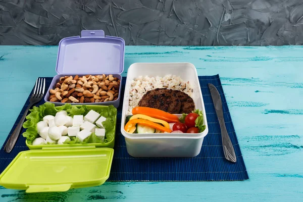 Pudełko na lunch z apetyczne jedzenie i na stół drewniany — Zdjęcie stockowe