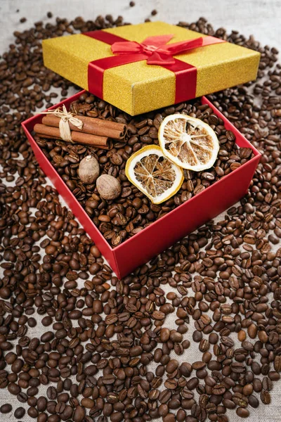 Chicchi di caffè sciolti, confezione regalo con chicchi di caffè al limone essiccati e bastoncini di cannella . — Foto Stock