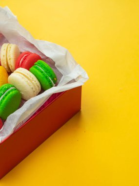 Renkli kurabiye. Tatlı macaroons kopya alanı ile renk arka plan üzerinde. Tatil zaman kavramı