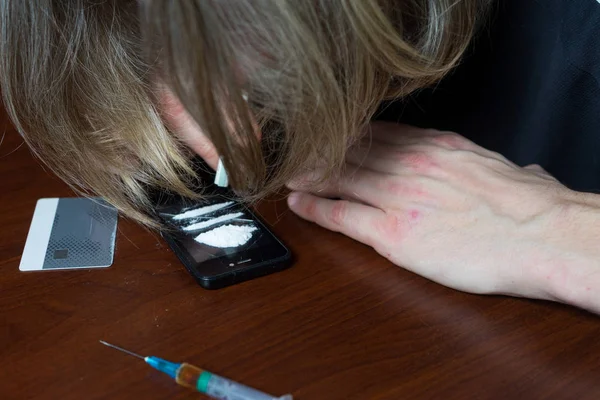 Narkoman v tabulce používá kokainu. Koncepce proti drogám. — Stock fotografie