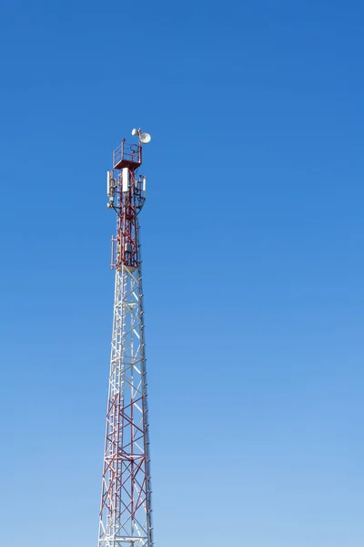 Torre dell'antenna con cielo blu e sfondo nuvoloso . — Foto Stock