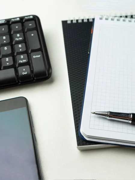 Mesa de escritorio de oficina con teclado de ordenador y suministros. Sobre fondo blanco. Copiar espacio. Prepárate. . — Foto de Stock