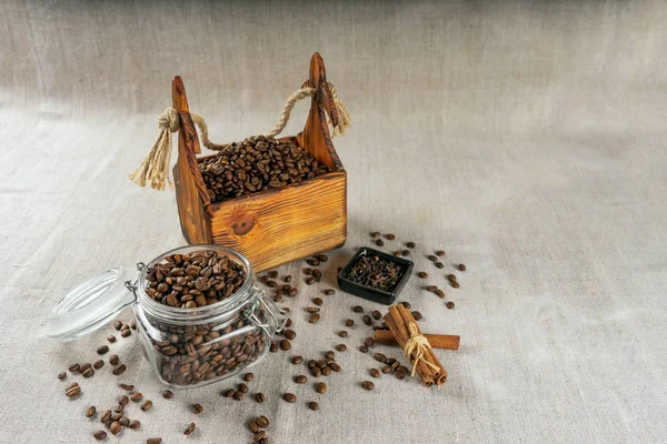 Chicchi di caffè in un contenitore, cannella, noce moscata e chiodi di garofano . — Foto Stock