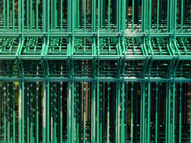 Bir mesh çit inşaatı için bileşenler.