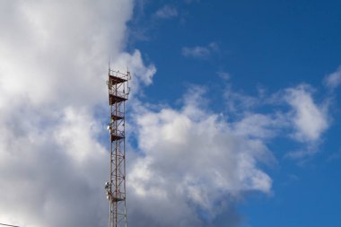 Mavi gökyüzü ve bulut arka plan ile anten Kulesi.