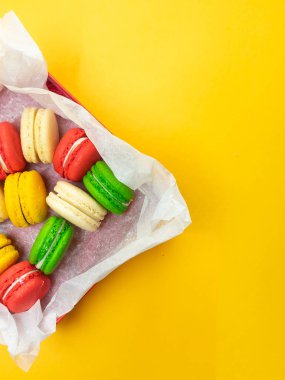 Renkli kurabiye. Tatlı macaroons kopya alanı ile renk arka plan üzerinde. Üstten Görünüm, tatil zaman kavramı
