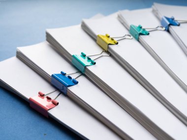 Alay, kağıtları belgelerde yığını ofislerinde, iş kavramı masa üzerinde ATAÇ ile dosya arşiv. Kopya alanı.