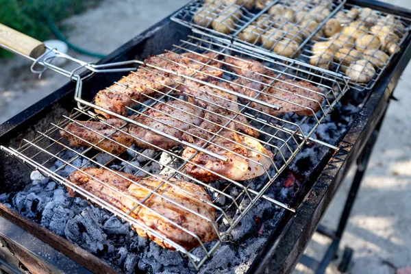 グリルでバーベキュー。グリルで肉を料理. — ストック写真