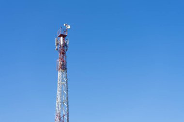 Mavi gökyüzü ve bulut arka plan ile anten Kulesi.