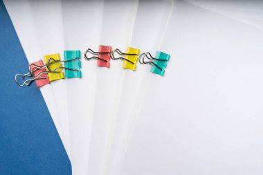 Alay, kağıtları belgelerde yığını ofislerinde, iş kavramı masa üzerinde ATAÇ ile dosya arşiv. Kopya alanı.