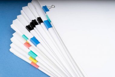 Alay, kağıtları belgelerde yığını ofislerinde, iş kavramı masa üzerinde ATAÇ ile dosya arşiv. Kopya alanı.