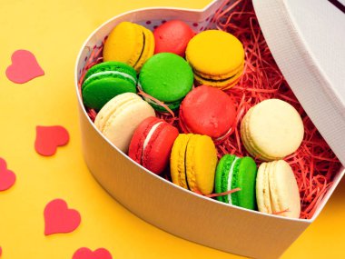 Bademli kurabiye hediye kutusunda. Kalp şeklinde kutu. Kopya alanı.