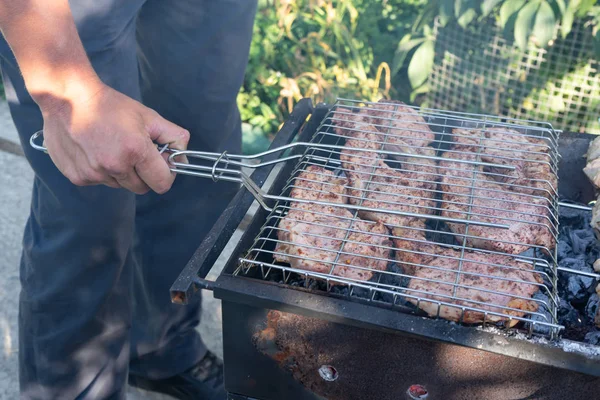 Barbacoa en la parrilla. Cocinar la carne en la parrilla . —  Fotos de Stock