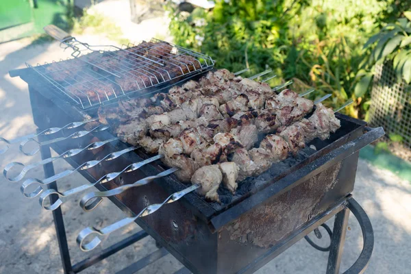 Grilla på grillen. Matlagning kött på grillen. — Stockfoto