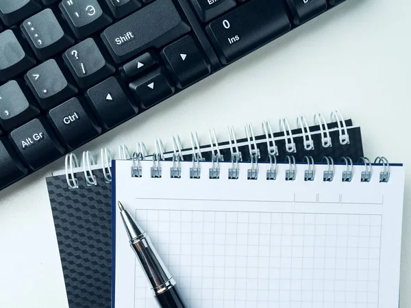 Mesa de escritorio de oficina con teclado de ordenador y suministros. Sobre fondo blanco. Vista superior con espacio de copia. Prepárate. — Foto de Stock