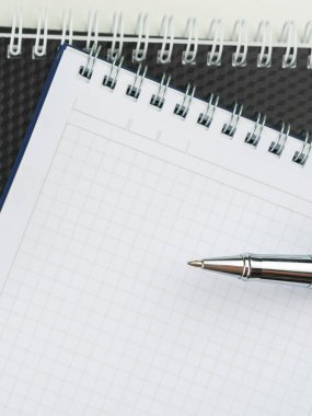 Tasarım konsepti. Spiral defter ve tükenmez kalem için beyaz arka plan üzerinde yukarı alay et. Kopya alanı