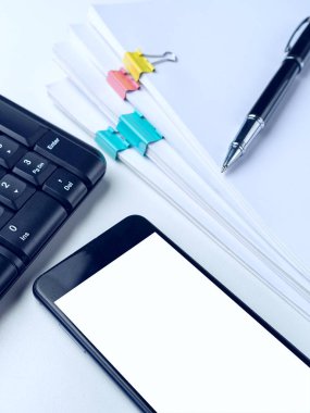 Ofis resepsiyon masası bilgisayar klavye ve malzeme ile. Beyaz arka plan üzerinde. Uzay kopyalayın. Yukarı alay.