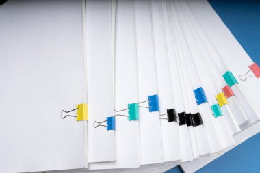 Alay, kağıtları belgelerde yığını ofislerinde, iş kavramı masa üzerinde ATAÇ ile dosya arşiv. Kopya alanı.