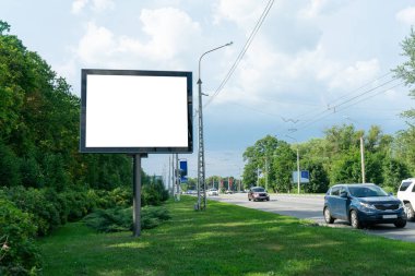 Karayolu, reklam için arka plan yanındaki boş Billboard. Yukarı alay.