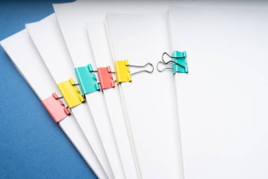 Alay, kağıtları belgelerde yığını ofislerinde, iş kavramı masa üzerinde ATAÇ ile dosya arşiv. Kopya alanı.