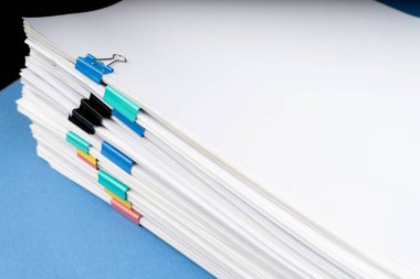 Alay, kağıtları belgelerde yığını ofislerinde, iş kavramı masa üzerinde ATAÇ ile dosya arşiv. Kopya alanı.