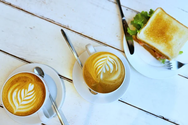 Bröd smörgås med skinka, ost, körsbärstomater, gurka och sallad samt espressokaffe till frukost. Selektivt fokus. — Stockfoto