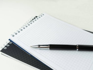 Tasarım konsepti. Spiral defter ve tükenmez kalem için beyaz arka plan üzerinde yukarı alay et. Kopya alanı
