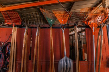 Cowshed, tarım araçları yaba ve kürek 