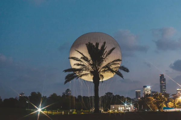 Enorme Luchtballon Moderne Stadsgezicht Achtergrond — Stockfoto
