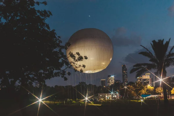 Balon Udara Besar Pada Latar Belakang Cityscape Modern — Stok Foto