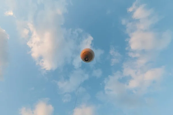 Balon Udara Besar Pada Latar Belakang Langit Biru Stok Gambar Bebas Royalti