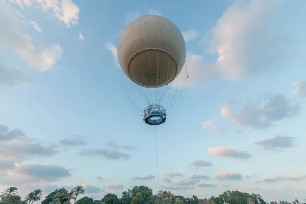 Balon Udara Besar Pada Latar Belakang Langit Biru Stok Gambar Bebas Royalti