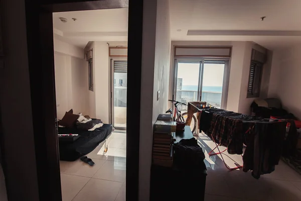 Interior Apartemen Dengan Dua Kamar Jendela Besar Dan Pengering Pakaian Stok Foto