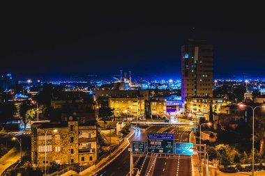 Güzel aydınlatma ile gece şehrin çarpıcı görünümü