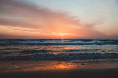 Bulutlu gökyüzü ile muhteşem okyanus manzarası