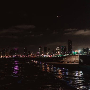 Güzel aydınlatma ile gece şehrin çarpıcı görünümü